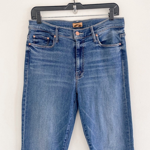 Mother The Weekender Fray Flare Jeans in Walking On Coals 31 - Picture 4 of 10
